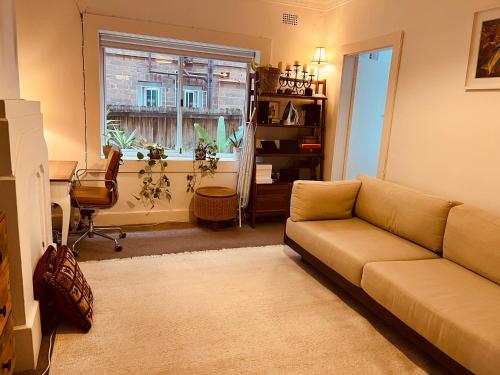 悉尼Little White Heaven - shared apartment的带沙发和窗户的客厅