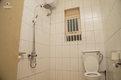 MasindiKabalega Resort - Masindi的带淋浴、卫生间和窗户的浴室