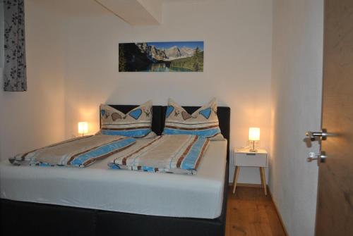 韦伯格Ferienwohnung Gipfelblick的一间卧室配有带2个枕头的床