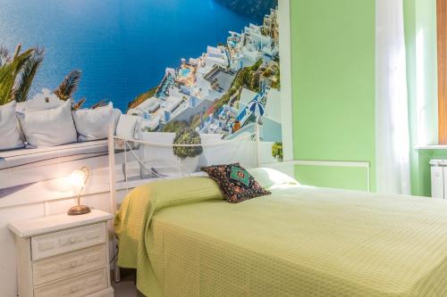 GuardeaCasa vacanze Guardea的一间卧室设有一张床和蓝色的墙壁