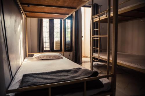 瑞诗凯诗OLT HOSTEL的客房设有两张双层床和一扇窗户。