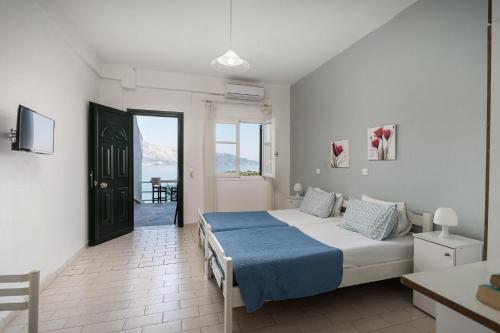 科梅诺Angelos Seaview Studios by Konnect, Kommeno Corfu的一间卧室设有一张床,并有通往阳台的门