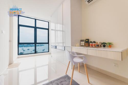 哥打京那巴鲁The Shore Kota Kinabalu By Perfect Host Borneo的白色的客房设有椅子和窗户。