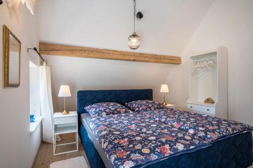 塞埃巴克Haus Wiesenruhe的一间卧室配有一张蓝色的床和两盏灯。