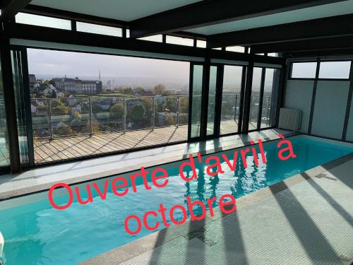 鲁昂ECO STUDIOS mezzanine wifi piscine stationnement gratuit terrasse dans jardin的享有大楼内游泳池的景致