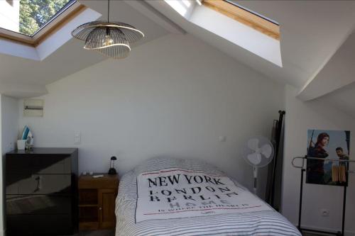 格勒诺布尔3 min sortie A480: wifi fibre - lit bébé - balcon的一间卧室配有一张床,提供纽约人家改良枕头
