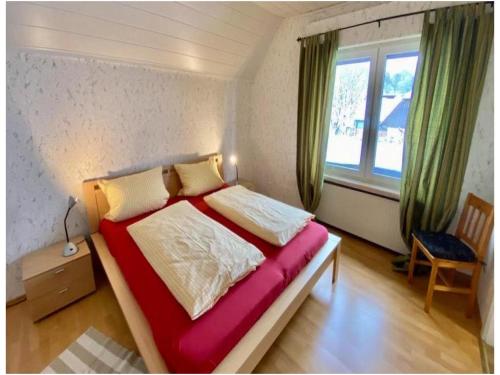 HerscheidCafe-Restaurant Vedder的一间卧室配有一张带红色毯子的大床