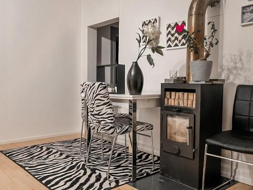 瓦萨Vaasa homestay的客房设有带斑马印花椅的书桌。