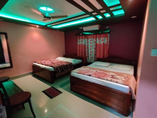 大吉岭DAS HOTEL的绿灯客房内的两张床