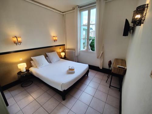 滨海苏拉克Hôtel Michelet Plage的卧室配有白色的床和窗户。