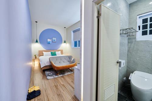 嘉义市淌淌时光的一间卧室设有一张床、淋浴和卫生间