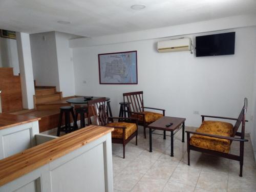 乌拉圭河畔康塞普西翁Departamento Rocamora的一间带桌椅和电视的用餐室