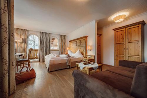 弗拉绍丽莎酒店的酒店客房,设有两张床和一张沙发