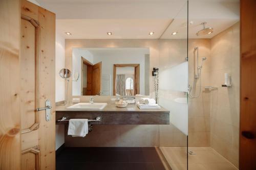 弗拉绍丽莎酒店的一间带水槽和淋浴的浴室