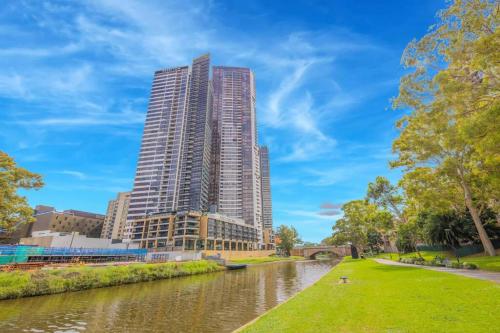 悉尼2Bedrooms 2Bathrooms Oasis in Parramatta w parking的河边城市的高楼