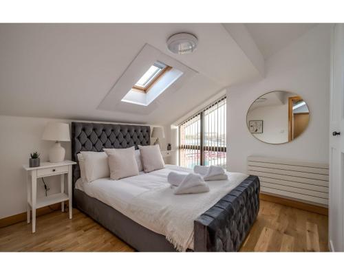 贝尔法斯特Central Belfast Apartments Pottinger's Quay的一间卧室配有一张大床和镜子