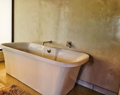 GravelotteSelwane Nature Reserve的客房内的白色浴缸