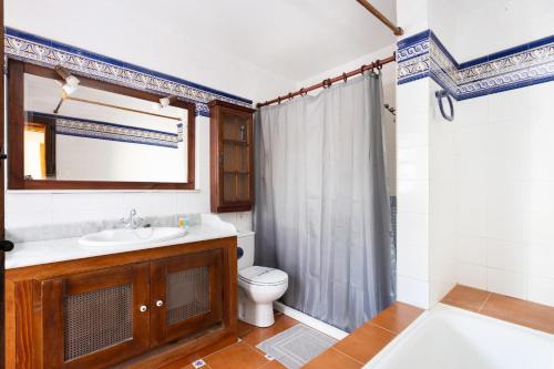 比拉夫洛尔Casa Argelia的一间带水槽、卫生间和淋浴的浴室