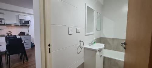 布宜诺斯艾利斯Monoambiente Grande Pedraza2134的白色的浴室设有水槽和厨房
