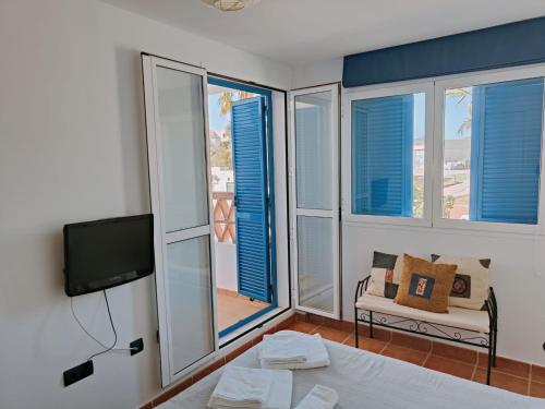 拉伊斯莱塔德尔摩洛Pita 2的客房设有1张床、1台电视和一些窗户。