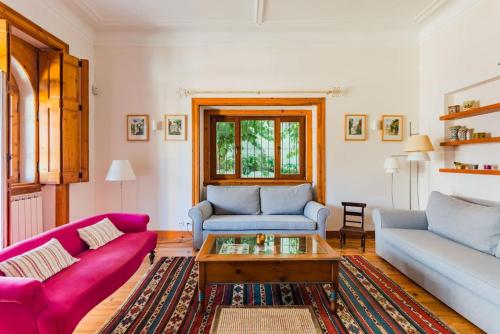 埃斯托利尔Estoril Historical Villa by the Sea的客厅配有两张沙发和一张咖啡桌
