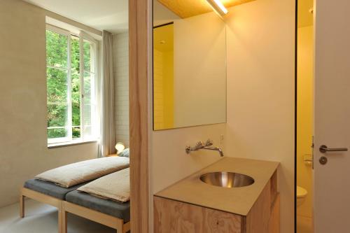 巴塞尔巴塞尔青年旅舍的一间带水槽和镜子的浴室