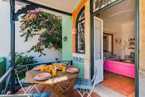 埃斯托利尔Estoril Historical Villa by the Sea的庭院配有带橙子的木桌