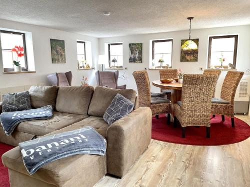 大舍瑙Holiday Home Sissi by Interhome的客厅配有沙发和桌子