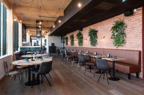 图尔昆Quai Central的一间带桌椅的餐厅以及砖墙