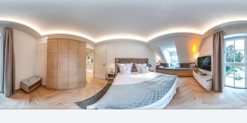 Schloß RicklingenSCHLOSSRESIDENZ - Boutique Apartments & Hotel Suiten的一间带大床的卧室和一间客厅