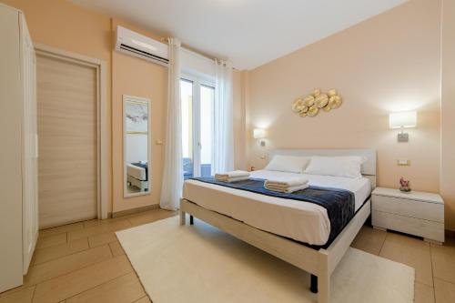 加利波利L'Affaccio Rooms - Lungomare Gallipoli的一间卧室设有一张床和一个大窗户