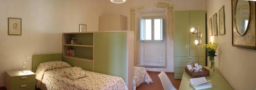 普拉托弗瑞斯特日桑尼克罗酒店的一间卧室配有一张床、一张桌子和一个窗户。