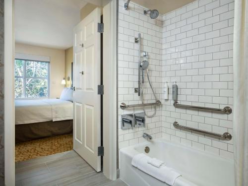 弗里蒙特纽瓦克弗里蒙特希尔顿惠庭套房酒店的带浴缸的浴室和1间带1张床的卧室