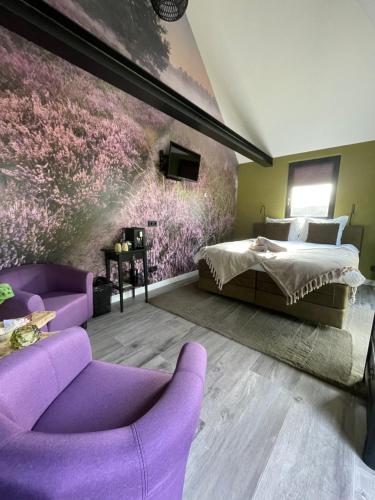 Lage MierdeDomestico Bed & Breakfast的一间卧室配有一张床和紫色的墙壁