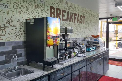 Oak Grove橡树林伊克诺山林小屋的厨房配有带咖啡机的柜台