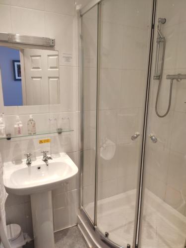 布莱克浦Q - Accomodation的一间带水槽和淋浴的浴室