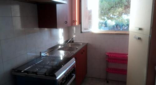 佩斯科勒海滨Villa "Posto Cantoro"的一个带水槽和窗户的小厨房
