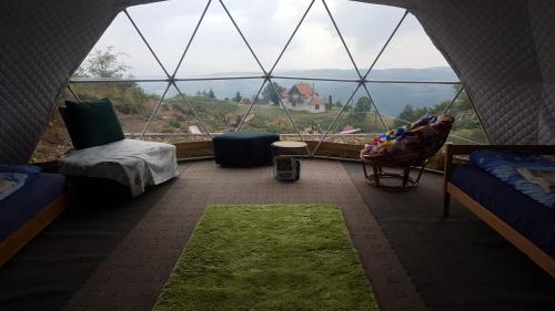 瓦列沃Dome Home Tents Taor的客房设有山景大窗户。