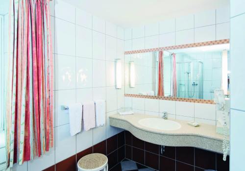 阿尼夫谢斯林旅馆的一间带水槽和镜子的浴室