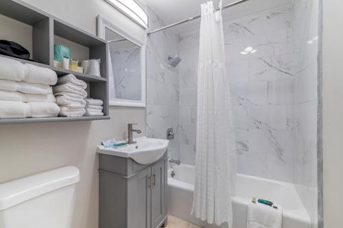 多佛Downtown Dover Inn的白色的浴室设有水槽和淋浴。
