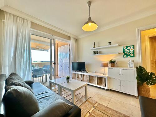 波里斯-德阿沃纳Apartamento Vista Faro的客厅配有沙发和桌子