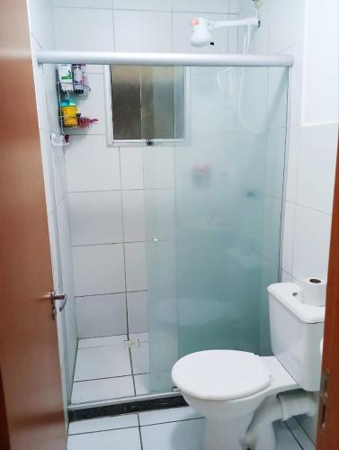 累西腓Apê da Mel - Recife PE的一间带卫生间和玻璃淋浴间的浴室