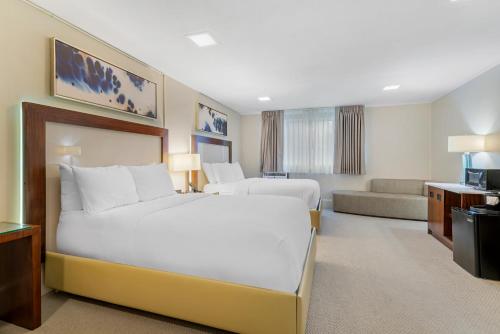 多佛Downtown Dover Inn的酒店客房设有一张大床和一张沙发。