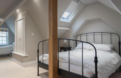 灵顿Stunning period cottage的阁楼卧室配有床