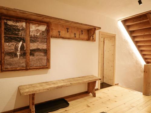 施皮斯Holiday Home bergGLÜCK by Interhome的客房设有木凳和窗户。