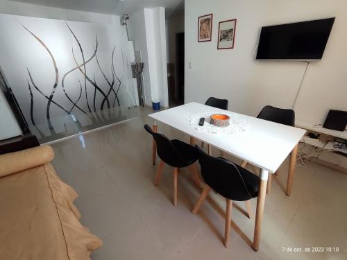 科尔多瓦Departamentos Córdoba Vaes的客厅配有白色的桌椅