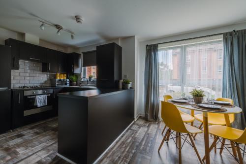 格拉斯哥RelaxingSleep Apartments的厨房以及带桌椅的用餐室。