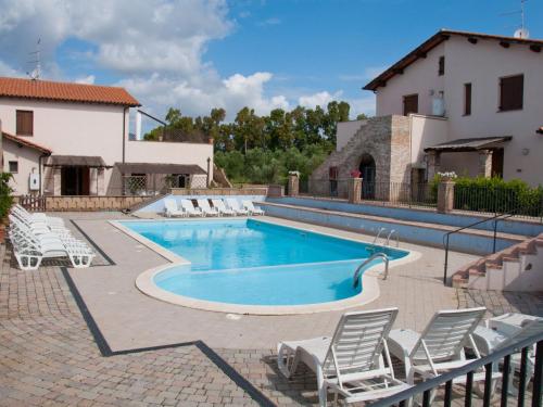 卡波尼费拉Apartment Borgo Valmarina-3 by Interhome的一个带椅子的游泳池以及一座房子