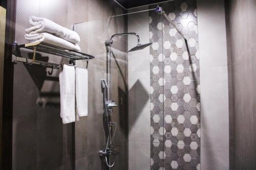 Tserovani7 Rooms Hotel的带淋浴和浴帘的浴室