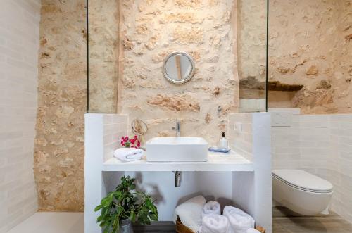 科斯提克斯Cal Tio 1 Agroturismo YourHouse的一间带水槽和卫生间的浴室